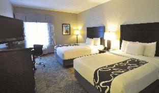 Deluxe Executive King Apartment with Tub with Grab Bars - Mobility and Hearing Access/Non-Smoking interior
