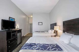 Double Room with Tub with Grab Bars - Mobility/Hearing Accessible/Non-Smoking interior